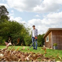 Black & Decker BLACK+DECKER BEBLV300SB-QS Bladblazer - 404 Km/u - 3000W - Zuig-/blaasfunctie - Gesnoerd 18 Black & Decker BLACK+DECKER BEBLV300SB-QS Bladblazer - 404 Km/u - 3000W - Zuig-/blaasfunctie - Gesnoerd -Tuingereedschaps Winkel 1200x1195 1