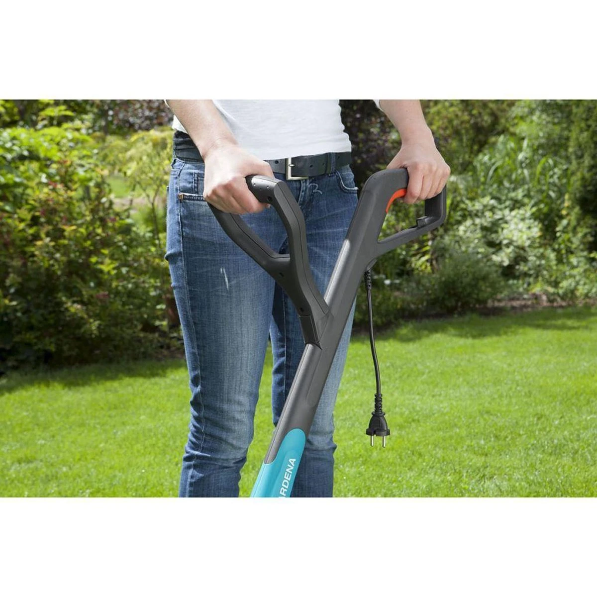 GARDENA - SmallCut Trimmer 300/23 - Grastrimmer (gemotoriseerd) - 300W - Maaibreedte 23 Cm 3 GARDENA - SmallCut Trimmer 300/23 - Grastrimmer (gemotoriseerd) - 300W - Maaibreedte 23 Cm - Afbeelding 3