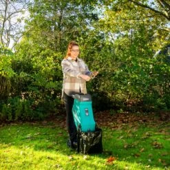 VONROC Hakselaar/Shredder 2500W – Voor Takken Tot Ø45mm – Incl. 45L Opvangzak & Duwstok 9 VONROC Hakselaar/Shredder 2500W – Voor Takken Tot Ø45mm – Incl. 45L Opvangzak & Duwstok -Tuingereedschaps Winkel 1200x1200 48