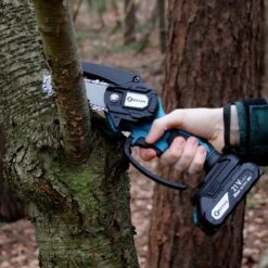 NovarGarden® Mini Kettingzaag NG1 - Met 2x Accu - Takkenzaag - Snoeizaag - Electrisch - Handzaag - Boomzaag - 21V 16 NovarGarden® Mini Kettingzaag NG1 - Met 2x Accu - Takkenzaag - Snoeizaag - Electrisch - Handzaag - Boomzaag - 21V -Tuingereedschaps Winkel 1200x1200 587