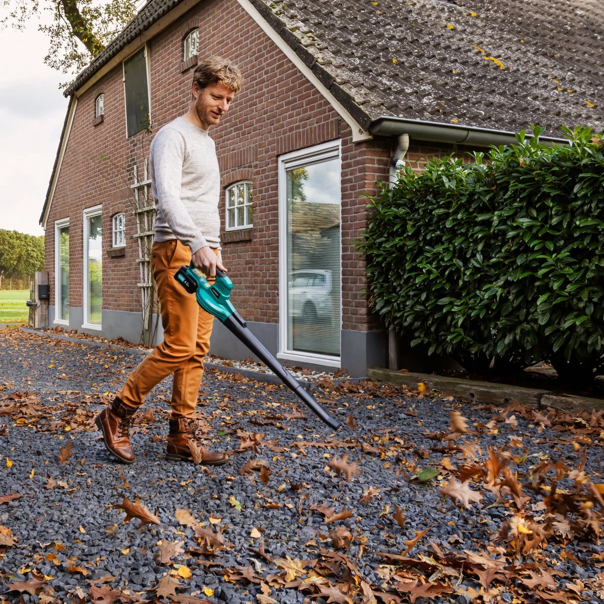 VONROC Accu Bladblazer – VPower 20V – 2 Standen – Max. Blaassnelheid 190km/u – Incl. Accu En Oplader 8 VONROC Accu Bladblazer – VPower 20V – 2 Standen – Max. Blaassnelheid 190km/u – Incl. Accu En Oplader - Afbeelding 8