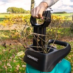 VONROC Stille Hakselaar/Shredder 2800W – Voor Takken Tot Ø45mm – Incl. 60L Opvangbak & Duwstok 12 VONROC Stille Hakselaar/Shredder 2800W – Voor Takken Tot Ø45mm – Incl. 60L Opvangbak & Duwstok -Tuingereedschaps Winkel 1200x1200 9
