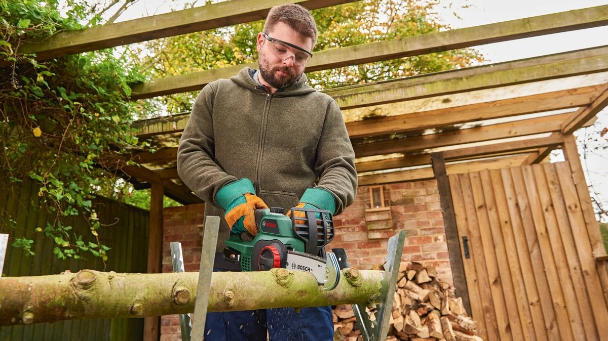 Bosch UniversalChain 18 Kettingzaag - Met 18 V Accu En Lader 6 Bosch UniversalChain 18 Kettingzaag - Met 18 V Accu En Lader - Afbeelding 6