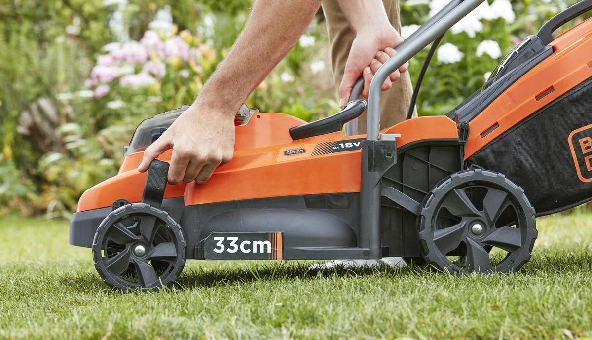 Black & Decker BLACK+DECKER BCMW3318L2-QW Grasmaaier - 18V - 33cm - Incl. 2 Accu's En Lader 2 Black & Decker BLACK+DECKER BCMW3318L2-QW Grasmaaier - 18V - 33cm - Incl. 2 Accu's En Lader - Afbeelding 2