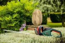 Bosch UniversalHedgeCut 60 Heggenschaar - Op Snoer - Lengte 60 Cm 13 Bosch UniversalHedgeCut 60 Heggenschaar - Op Snoer - Lengte 60 Cm -Tuingereedschaps Winkel 1200x800 120
