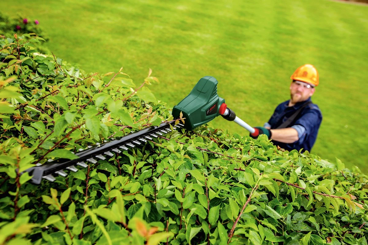 Bosch UniversalHedgePole 18 Heggenschaar Op Steel - Met 18 V Accu En Lader 11 Bosch UniversalHedgePole 18 Heggenschaar Op Steel - Met 18 V Accu En Lader - Afbeelding 11