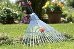 GARDENA Combisysteem Bladhark Hark - Werkbreedte Verstelbaar 30/50 Cm - Aanbevolen Steellengte 130 Cm 10 GARDENA Combisysteem Bladhark Hark - Werkbreedte Verstelbaar 30/50 Cm - Aanbevolen Steellengte 130 Cm -Tuingereedschaps Winkel 1200x800 295