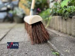 Synx Tools Gemeente Bezem 45 Cm - Straatbezem / Stadsbezem - Steel 150 Cm - Harde Natuurvezels - Bezemsteel - Bezems - Schrobborstels - Veger - Buitenbezem -Tuinbezem 6 Synx Tools Gemeente Bezem 45 Cm - Straatbezem / Stadsbezem - Steel 150 Cm - Harde Natuurvezels - Bezemsteel - Bezems - Schrobborstels - Veger - Buitenbezem -Tuinbezem -Tuingereedschaps Winkel 1200x899 21