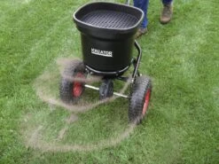 Kreator KRTGR9005 Strooiwagen - 300 Tot 370 Cm Strooibreedte - 23 Liter 11 Kreator KRTGR9005 Strooiwagen - 300 Tot 370 Cm Strooibreedte - 23 Liter -Tuingereedschaps Winkel 1200x900 55