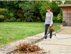 Black & Decker BLACK+DECKER BEBLV300SB-QS Bladblazer - 404 Km/u - 3000W - Zuig-/blaasfunctie - Gesnoerd 16 Black & Decker BLACK+DECKER BEBLV300SB-QS Bladblazer - 404 Km/u - 3000W - Zuig-/blaasfunctie - Gesnoerd -Tuingereedschaps Winkel 1200x911 1