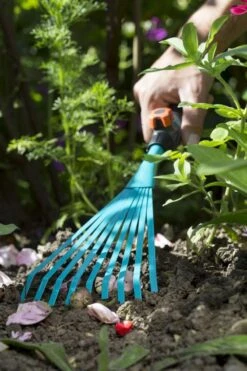 GARDENA Combisystem Bladharkje - Werkbreedte 12 Cm - 25 Jaar Garantie 16 GARDENA Combisystem Bladharkje - Werkbreedte 12 Cm - 25 Jaar Garantie -Tuingereedschaps Winkel 800x1200 48