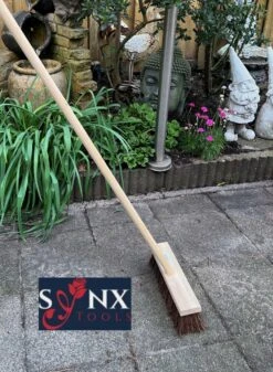 Synx Tools Bezem - Stadsbezem 30 Cm - Buitenveger - Veger - Steel 120 Cm - Harde Natuurvezels - Straatbezem - Bezems - Buitenbezem - Tuinbezem 5 Synx Tools Bezem - Stadsbezem 30 Cm - Buitenveger - Veger - Steel 120 Cm - Harde Natuurvezels - Straatbezem - Bezems - Buitenbezem - Tuinbezem -Tuingereedschaps Winkel 880x1200 3