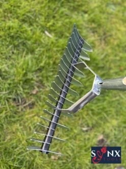 Synx Tools Verticuteerhark Verzinkt - Gazonbeluchters - Verticuteer / Harken - Bodembewerkers - Tuinartikelen / Tuingereedschap - Inclusief Steel 160cm 8 Synx Tools Verticuteerhark Verzinkt - Gazonbeluchters - Verticuteer / Harken - Bodembewerkers - Tuinartikelen / Tuingereedschap - Inclusief Steel 160cm -Tuingereedschaps Winkel 899x1200 4
